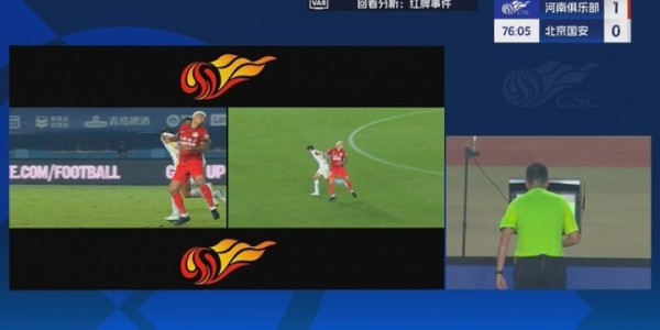 王刚无球状态下击打卡多索面部，主裁判看过VAR后处以黄牌警告